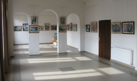 ures_terem_gyarmaton.jpg